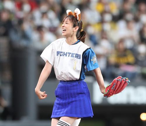 スライドショー】日本ハム対阪神戦で小倉優子が始球式 見事なチェンジ