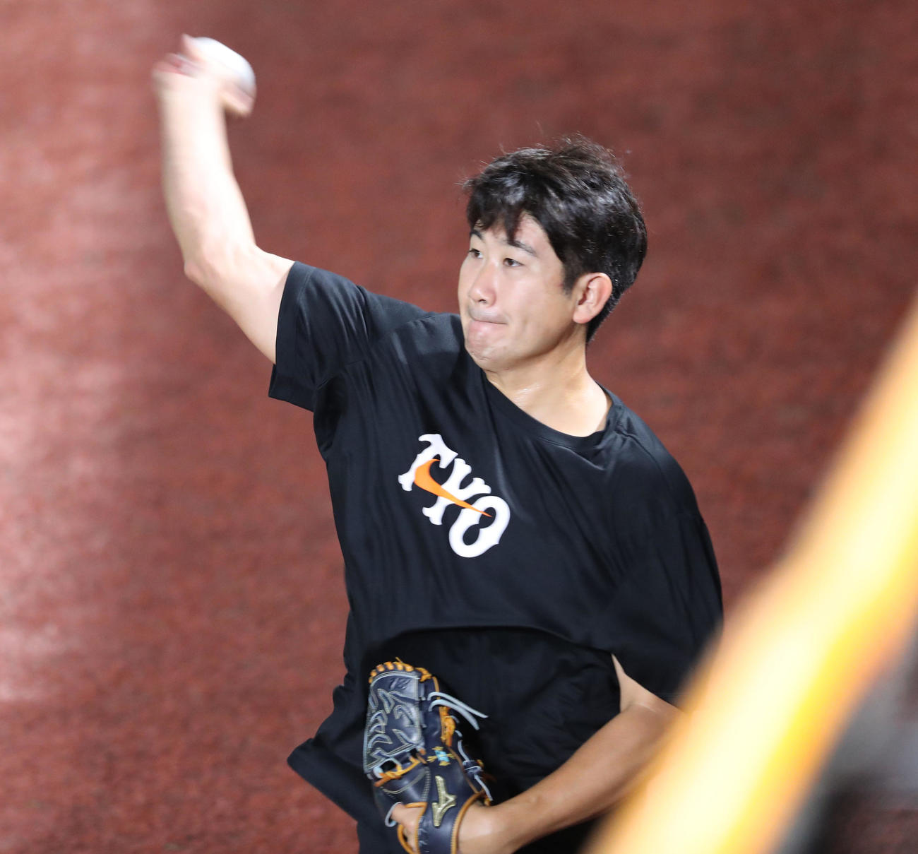 キャッチボールで調整する菅野（撮影・梅根麻紀）