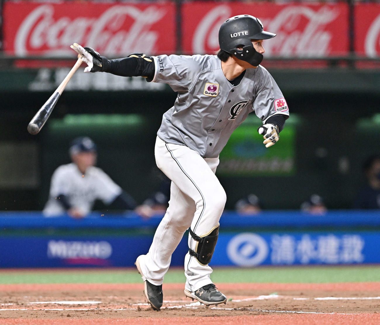 安打を放つ藤原（2023年5月10日撮影）