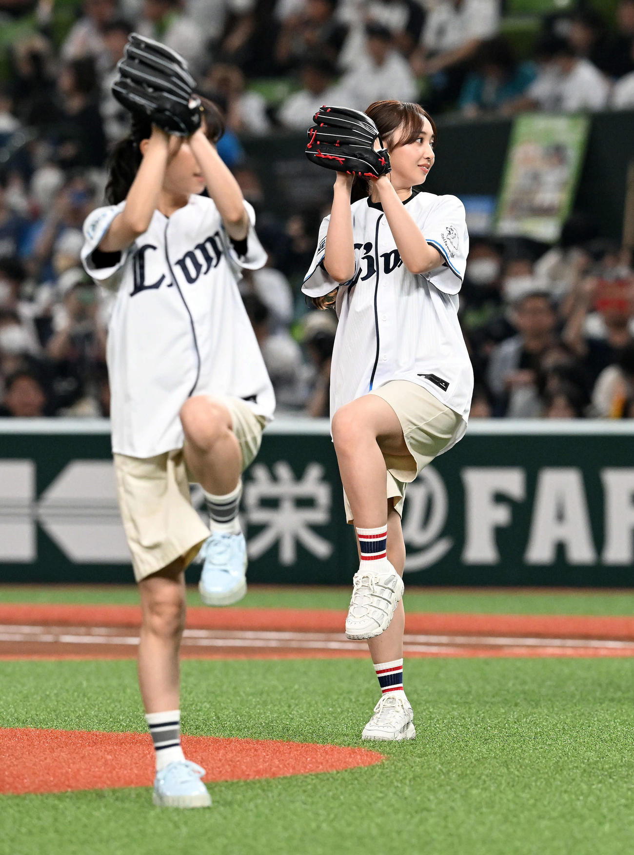 西武対ヤクルト　セレモニアルピッチを務めた声優の小宮有紗（左）と小林愛香（撮影・たえ見朱実）
