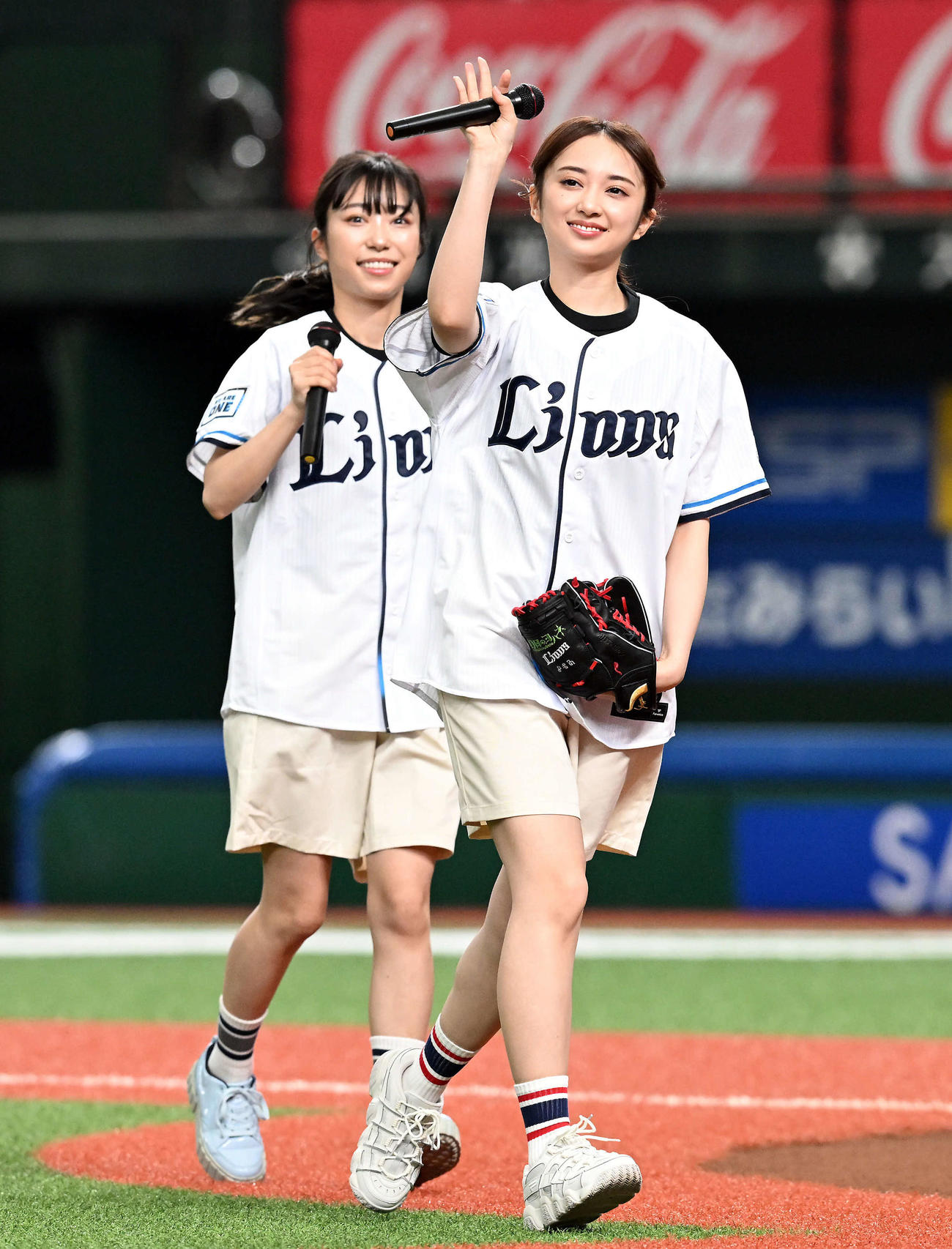 西武対ヤクルト　セレモニアルピッチを終え手を振ってファンの声援に応える声優の小宮有紗（右）と小林愛香（撮影・たえ見朱実）