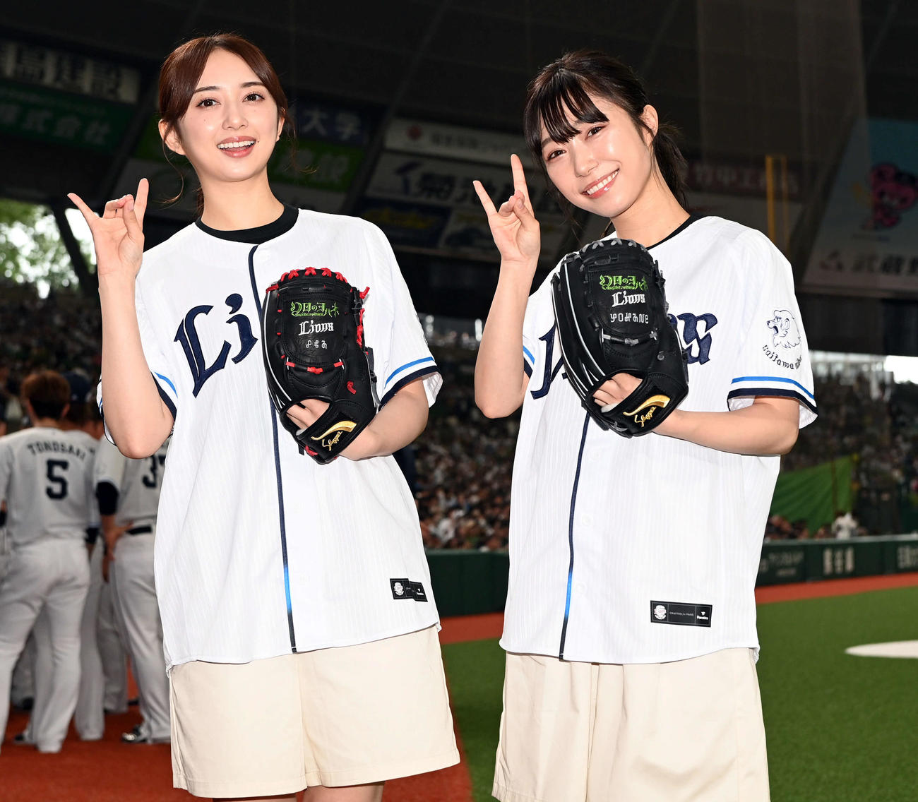 西武対ヤクルト　セレモニアルピッチを前に記念撮影に納まる声優の小宮有紗（左）と小林愛香（撮影・たえ見朱実）