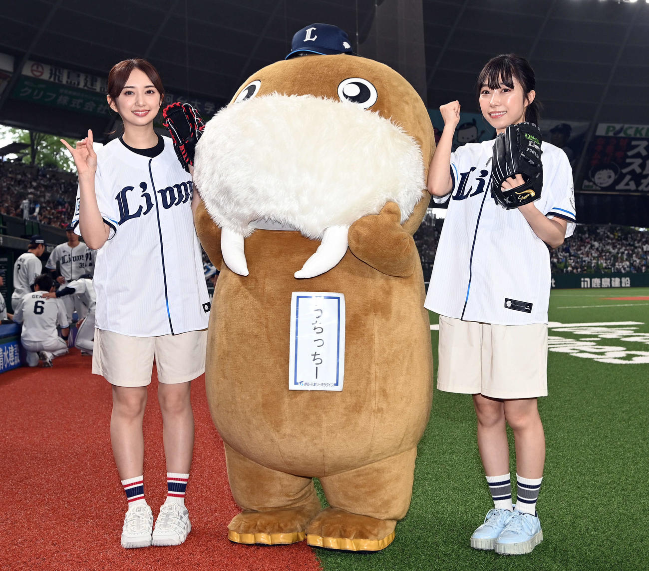 西武対ヤクルト　セレモニアルピッチを務めた声優の小宮有紗（左）と小林愛香（撮影・たえ見朱実）