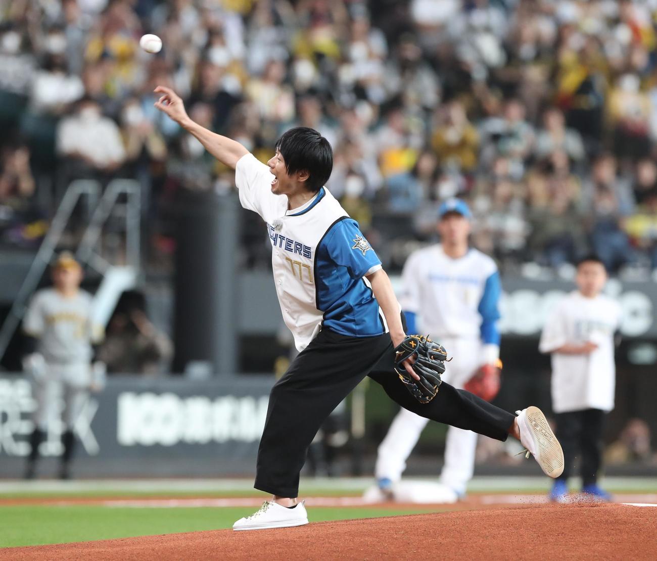 日本ハム対阪神　始球式を務めた戸次重幸（撮影・黒川智章）