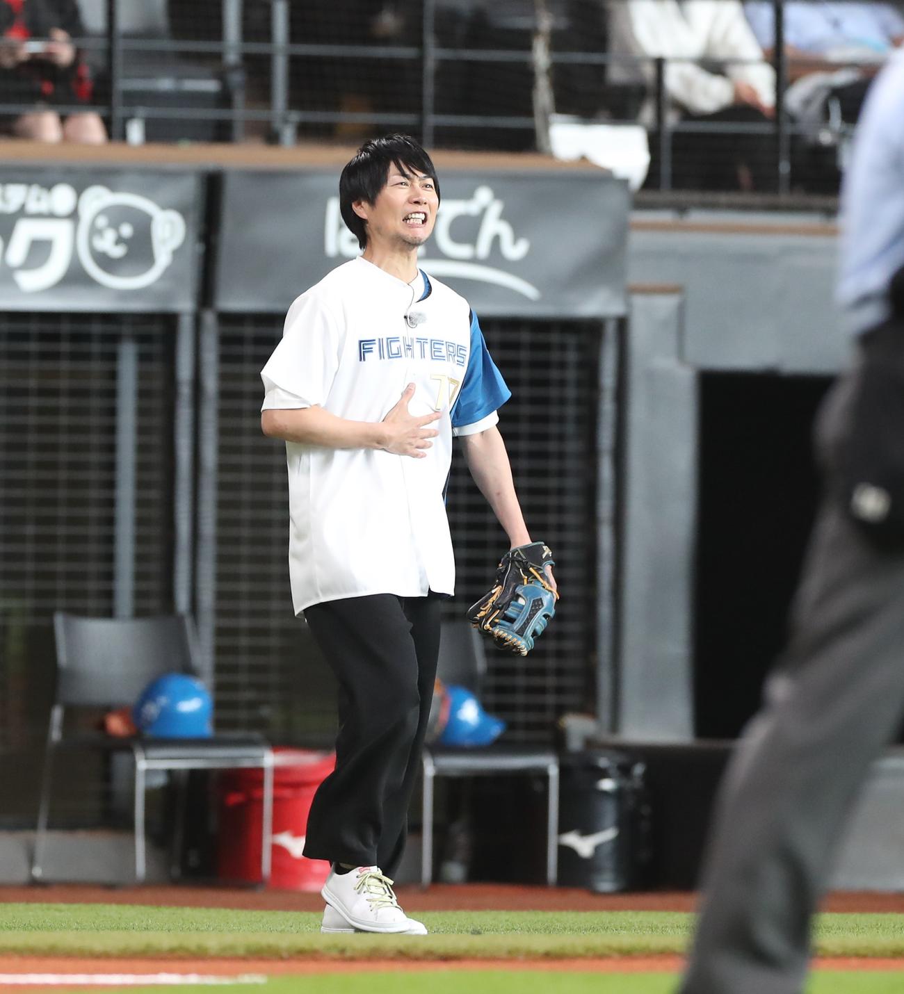 日本ハム対阪神　始球式を務めた戸次重幸は胃を押さえながら登場する（撮影・黒川智章）