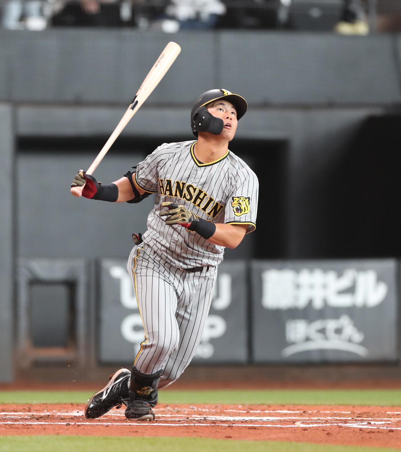 日本ハム対阪神　2回表阪神1死、右越え三塁打を放つ前川（撮影・黒川智章）