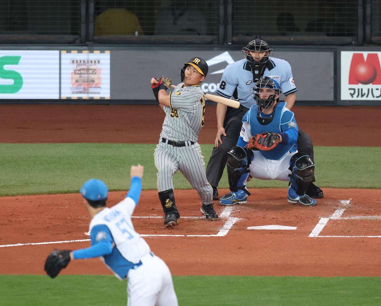 日本ハム対阪神　2回表阪神1死、前川はフェンス直撃の三塁打を放つ。投手北山（撮影・佐藤翔太）