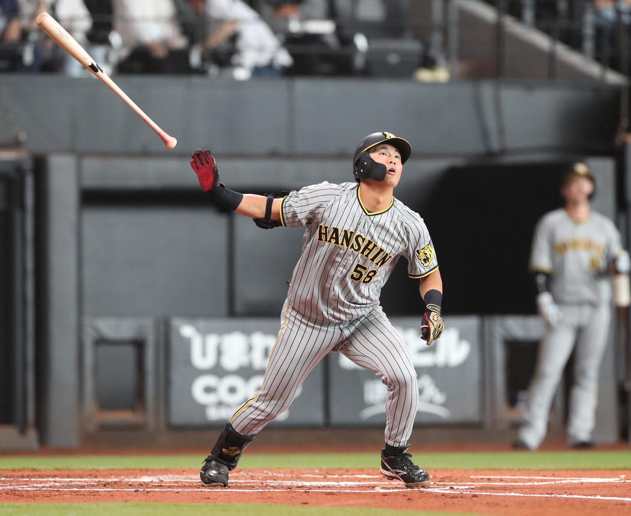 日本ハム対阪神　2回表阪神1死、右越え三塁打を放つ前川（撮影・黒川智章）