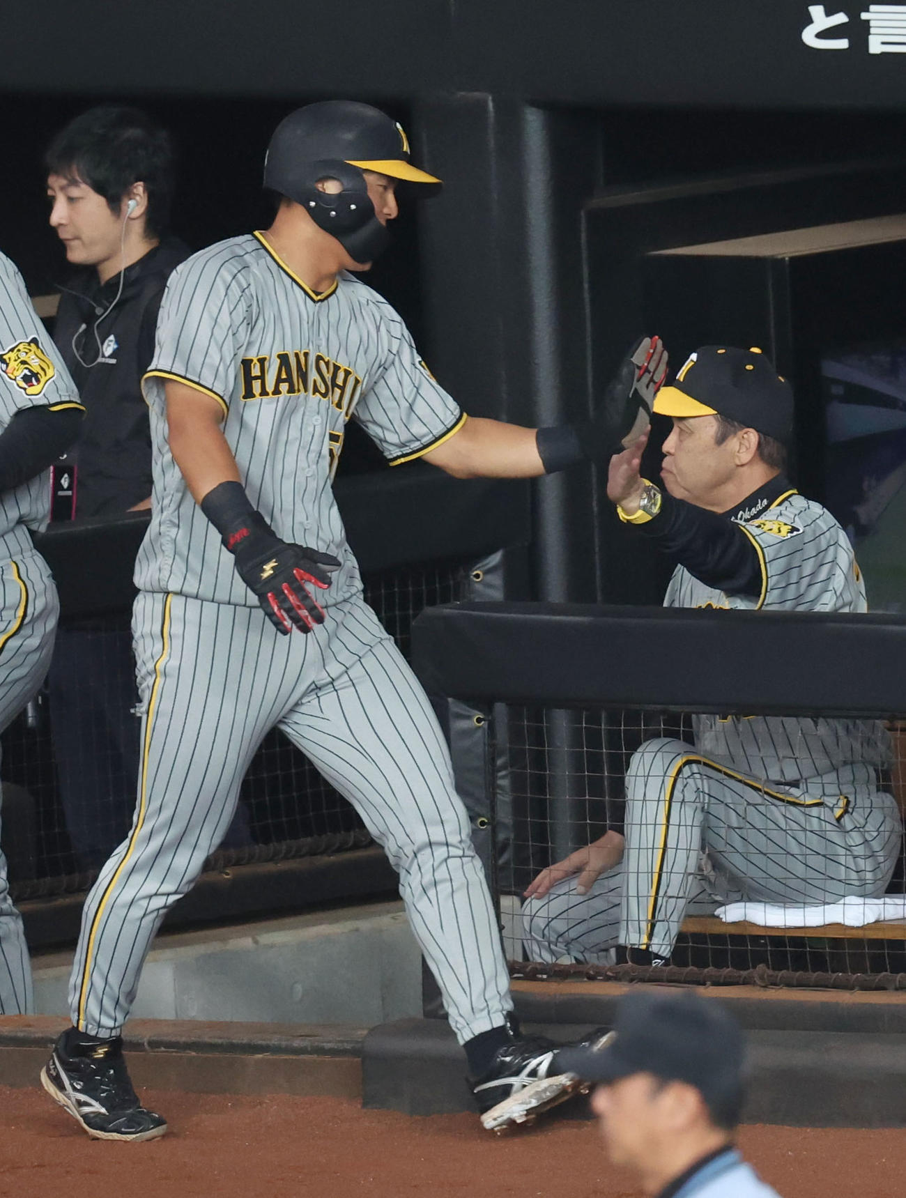 日本ハム対阪神　2回表阪神1死三塁、渡辺諒の先制となる中前適時打で生還した前川（左手前）を出迎える岡田監督（撮影・佐藤翔太）