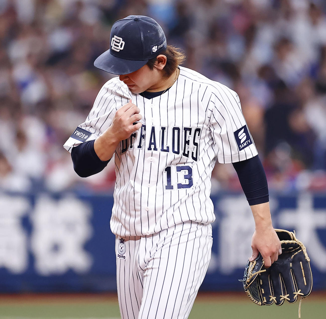 オリックス対DeNA 2回表を終え、ベンチに戻るオリックス宮城（撮影・藤尾明華）