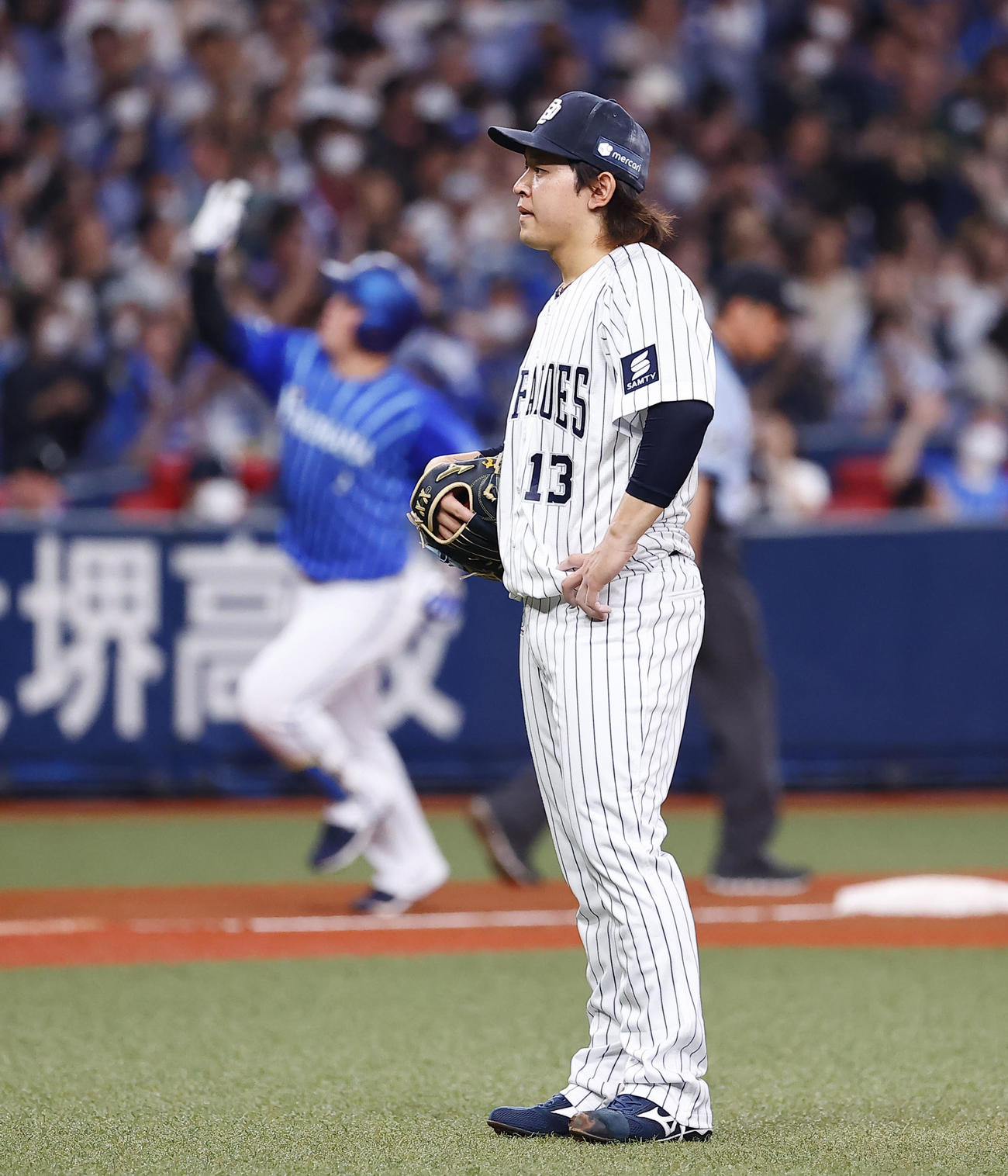 オリックス対DeNA 2回表DeNA2死一塁、牧（左）に中越え2ランを浴びたオリックス宮城（撮影・藤尾明華）