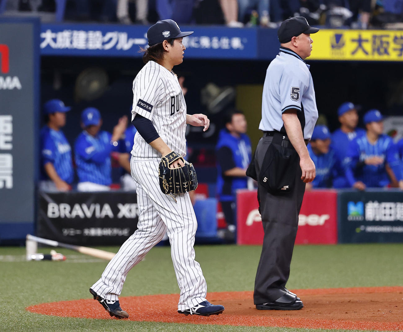 オリックス対DeNA 1回表DeNA1死満塁、宮崎敏郎に走者一掃の二塁打を許したオリックス宮城（撮影・藤尾明華）