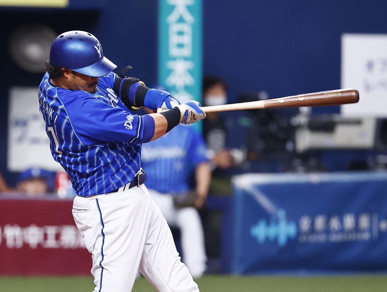 オリックス対DeNA 1回表DeNA1死満塁、宮崎が中越えに走者一掃の二塁打を放つ（撮影・藤尾明華）