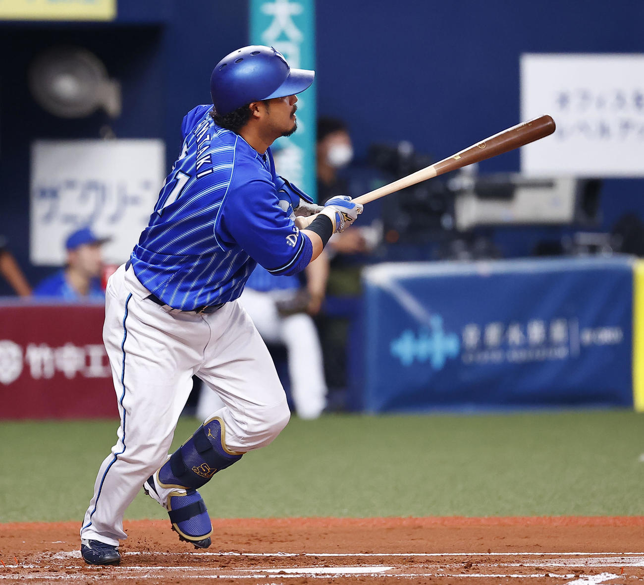 オリックス対DeNA 1回表DeNA1死満塁、宮崎が中越えに走者一掃の二塁打を放つ（撮影・藤尾明華）