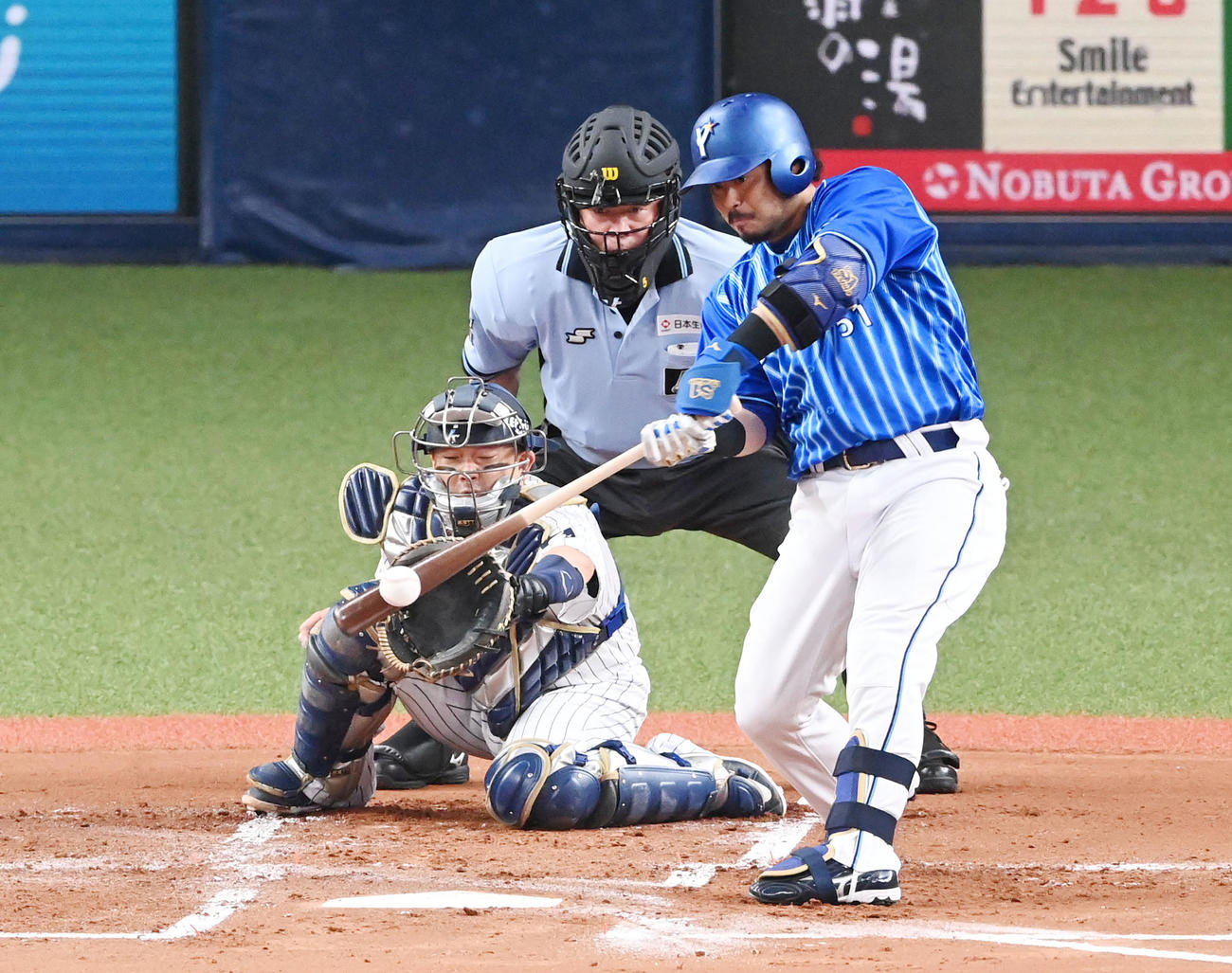 オリックス対DeNA 1回表DeNA1死満塁、宮崎は走者一掃の先制適時二塁打を放つ（撮影・前岡正明）