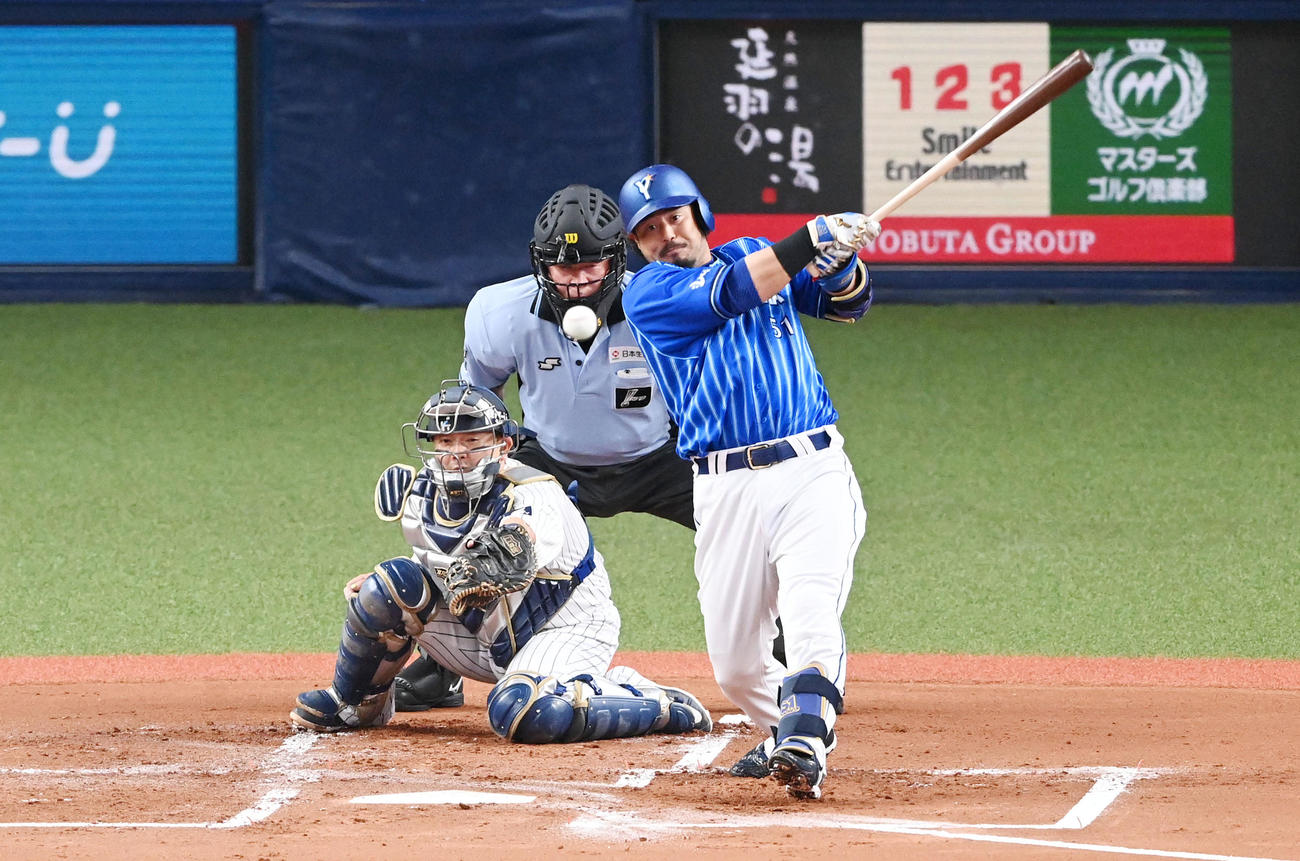 オリックス対DeNA 1回表DeNA1死満塁、宮崎は走者一掃の先制適時二塁打を放つ（撮影・前岡正明）