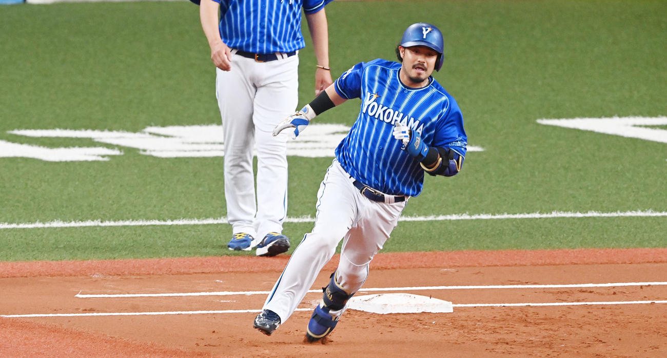オリックス対DeNA 1回表DeNA1死満塁、宮崎は走者一掃の先制適時二塁打を放つ（撮影・前岡正明）