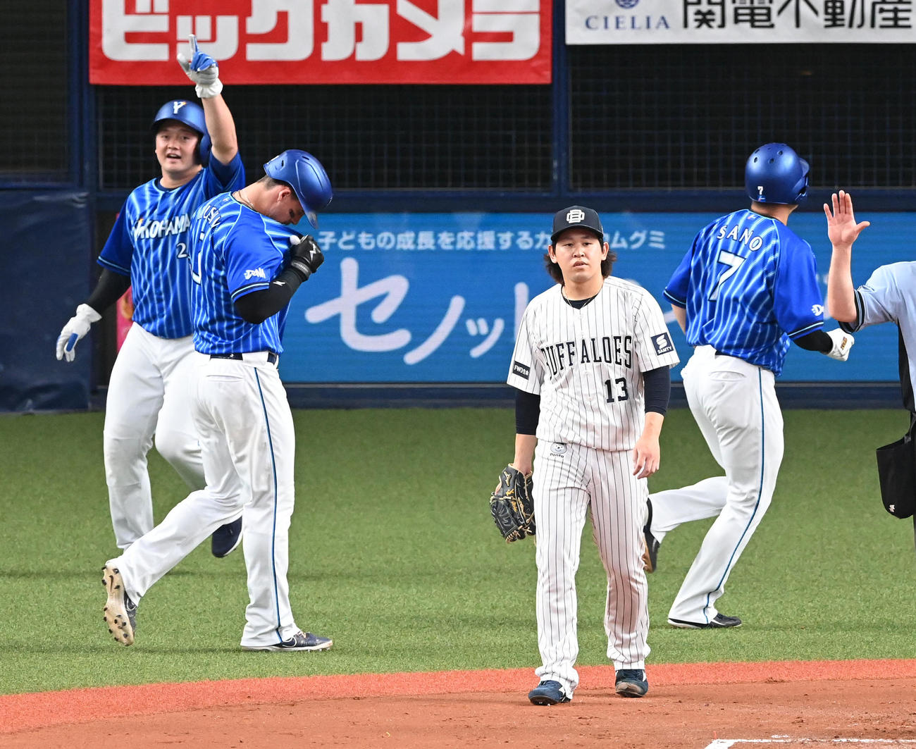 オリックス対DeNA 1回表DeNA1死満塁、宮崎に走者一掃の先制適時二塁打を打たれがっくりするオリックス先発の宮城（撮影・前岡正明）