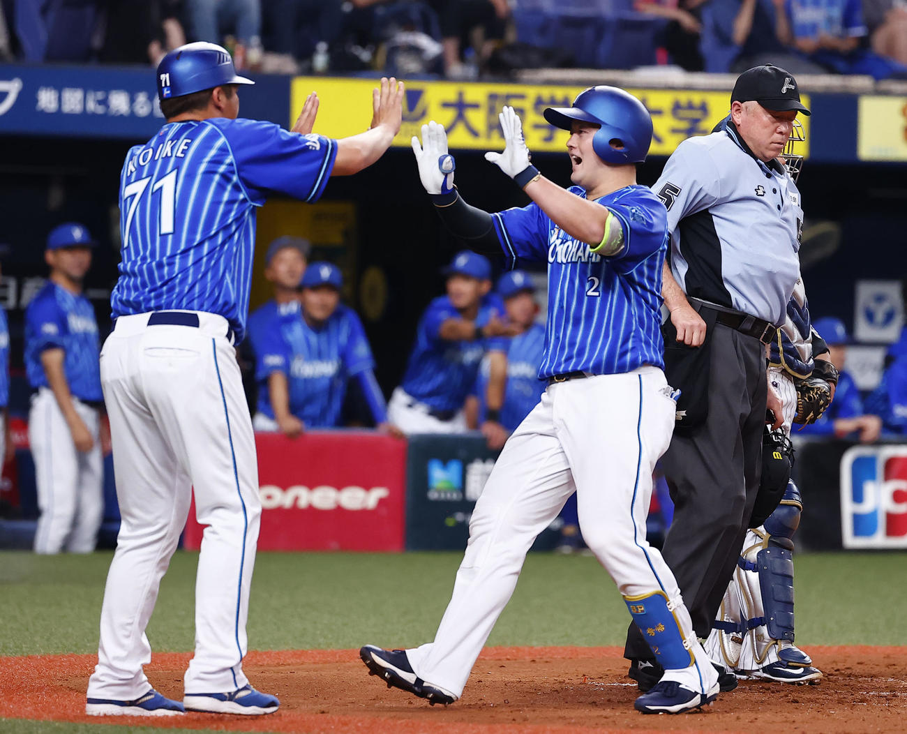 オリックス対DeNA 2回表DeNA2死一塁、中越えに2ランを放ち生還する牧（撮影・藤尾明華）