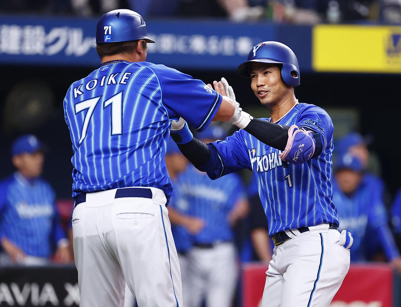 オリックス対DeNA 2回表DeNA無死、本塁打を放ち生還する桑原（右）（撮影・藤尾明華）