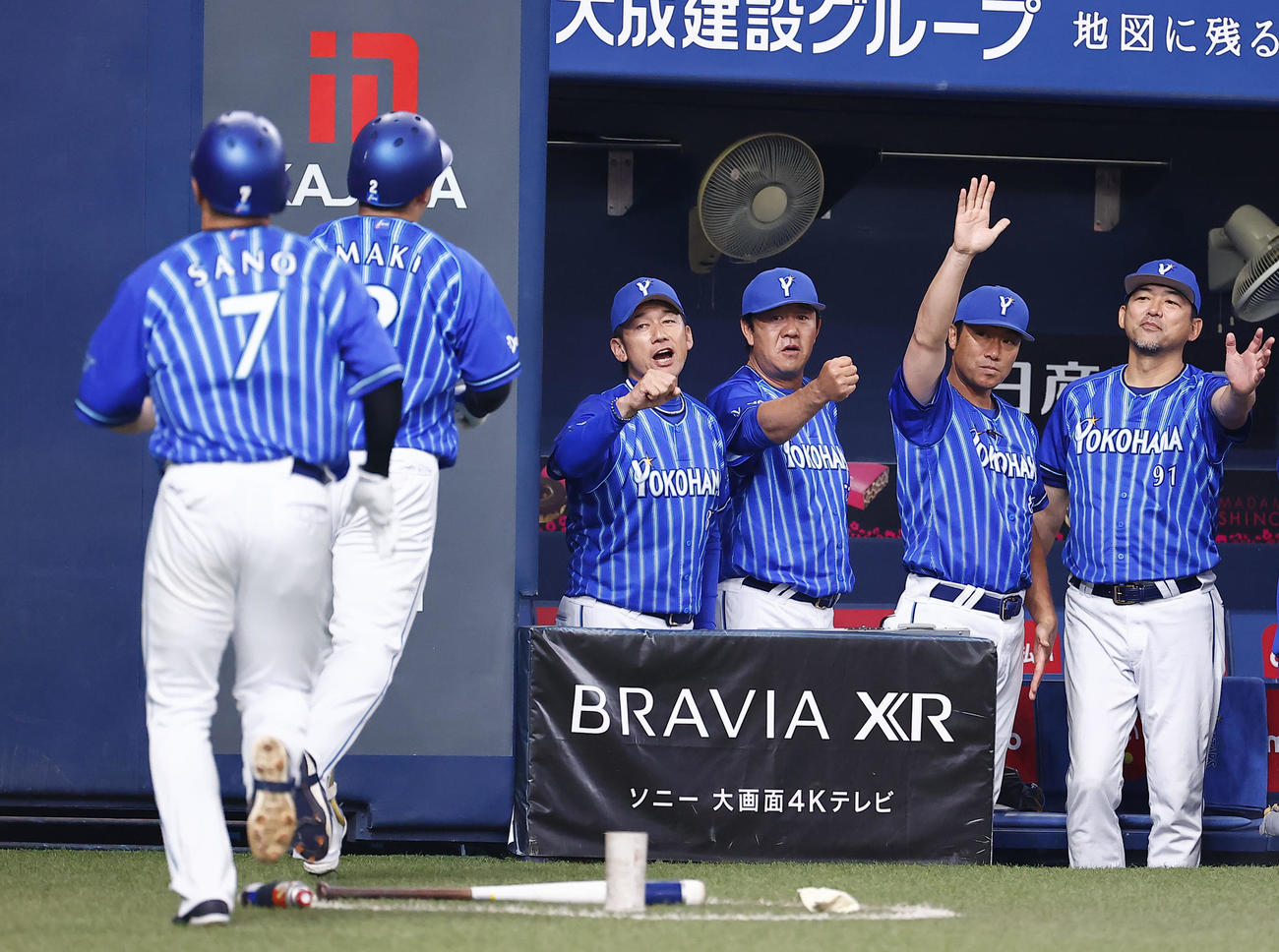 オリックス対DeNA 2回表DeNA2死一塁、2ランを放った牧秀悟を出迎える三浦大輔監督（左から3人目）（撮影・藤尾明華）