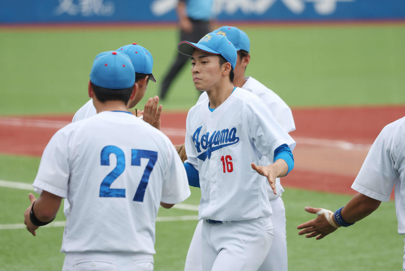 青学大対明大　1回表を無失点に抑え、チームメートとタッチを交わす青学大先発の常広（撮影・宮地輝）