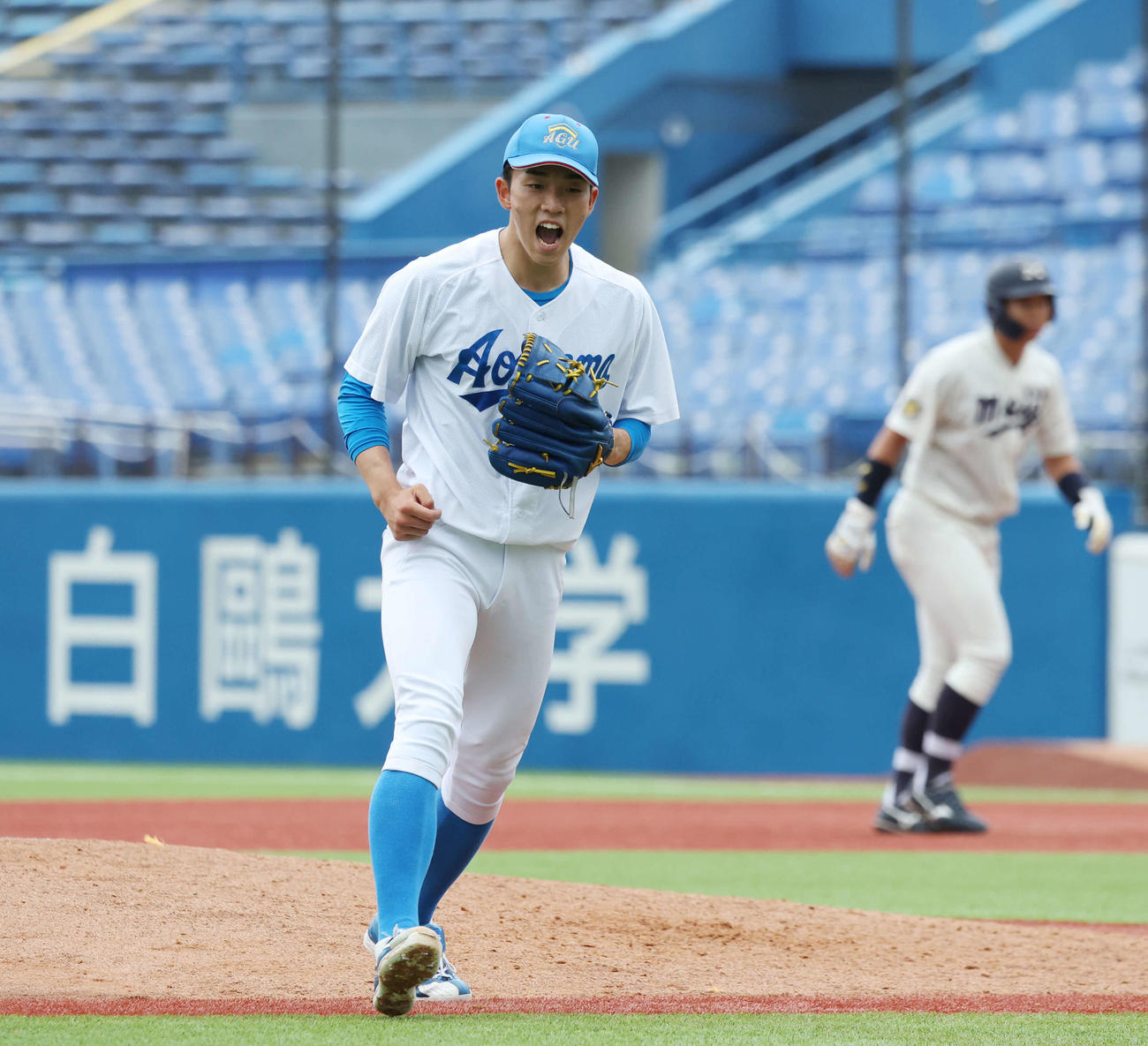 青学大対明大　8回表明大2死一塁、内海を空振り三振にし、雄たけびを上げる青学大先発の常広（撮影・宮地輝）