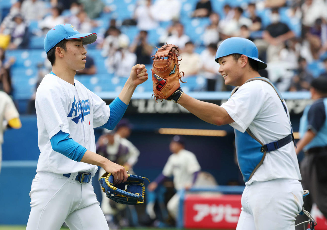 青学大対明大　8回表を無失点に抑え、青学大・渡部（右）とタッチを交わす常広（撮影・宮地輝）