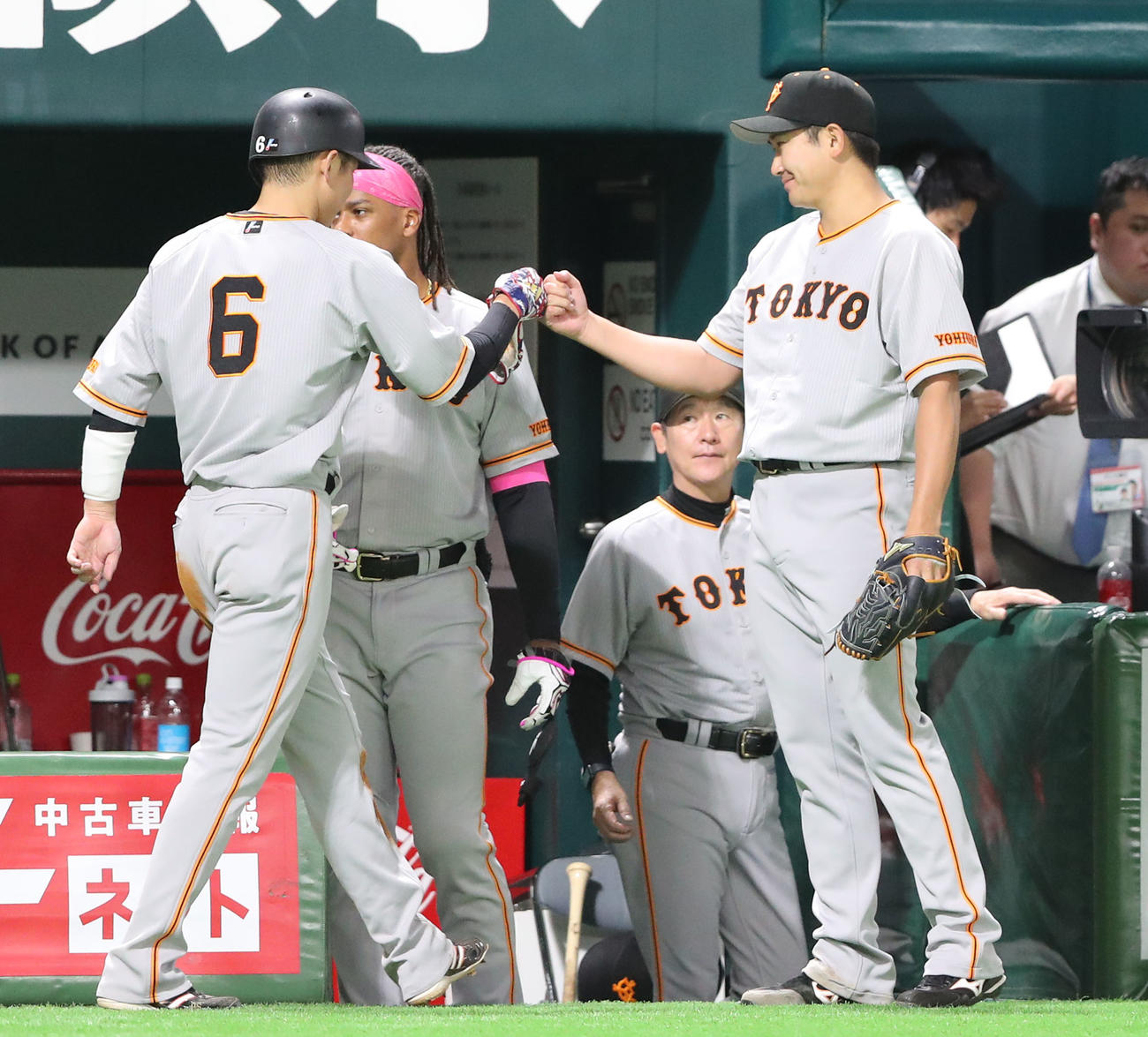 ソフトバンク対巨人　5回表巨人1死満塁、岡本和は中犠飛を放つ、生還した坂本は菅野とグータッチ（撮影・梅根麻紀）