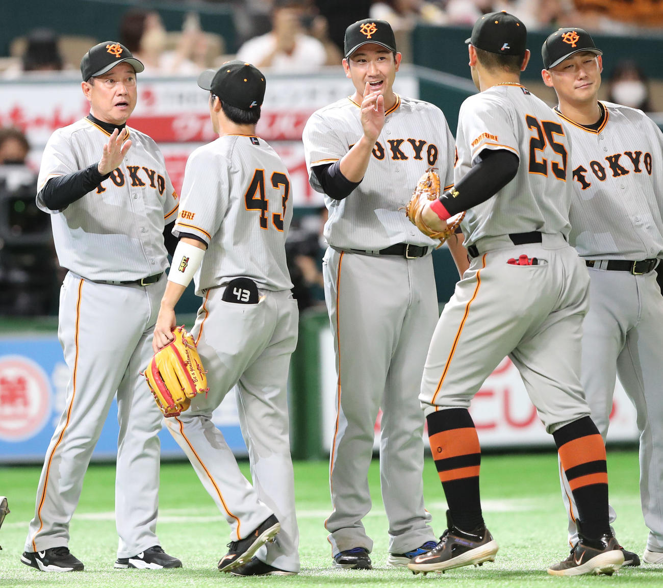 ソフトバンク対巨人　勝利投手となった菅野は原監督と笑顔でナインを出迎える（撮影・梅根麻紀）