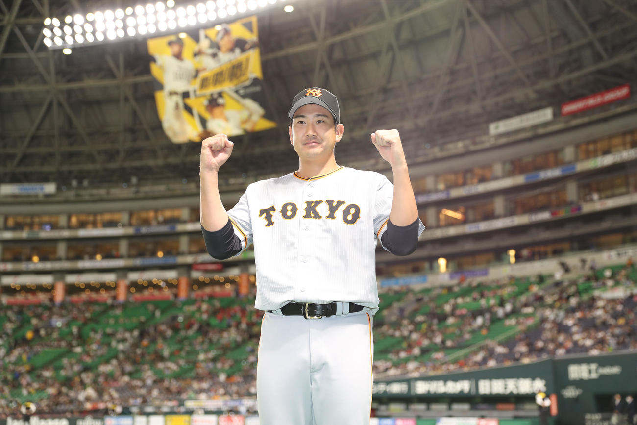 ソフトバンク対巨人　勝ち投手となった菅野はガッツポーズする（撮影・冨田成美）