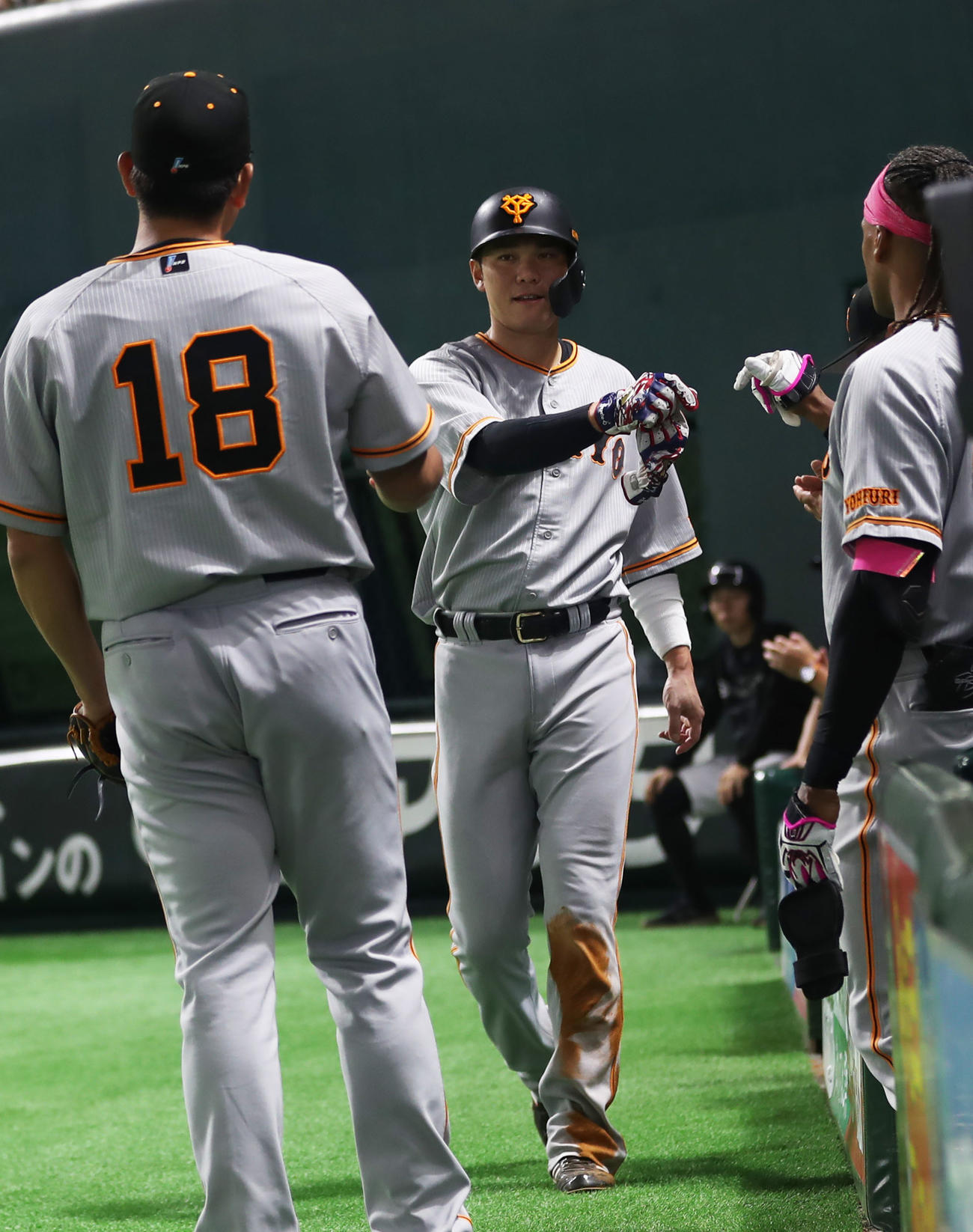 ソフトバンク対巨人　5回表巨人1死満塁、岡本和の中犠飛により生還する坂本（撮影・冨田成美）
