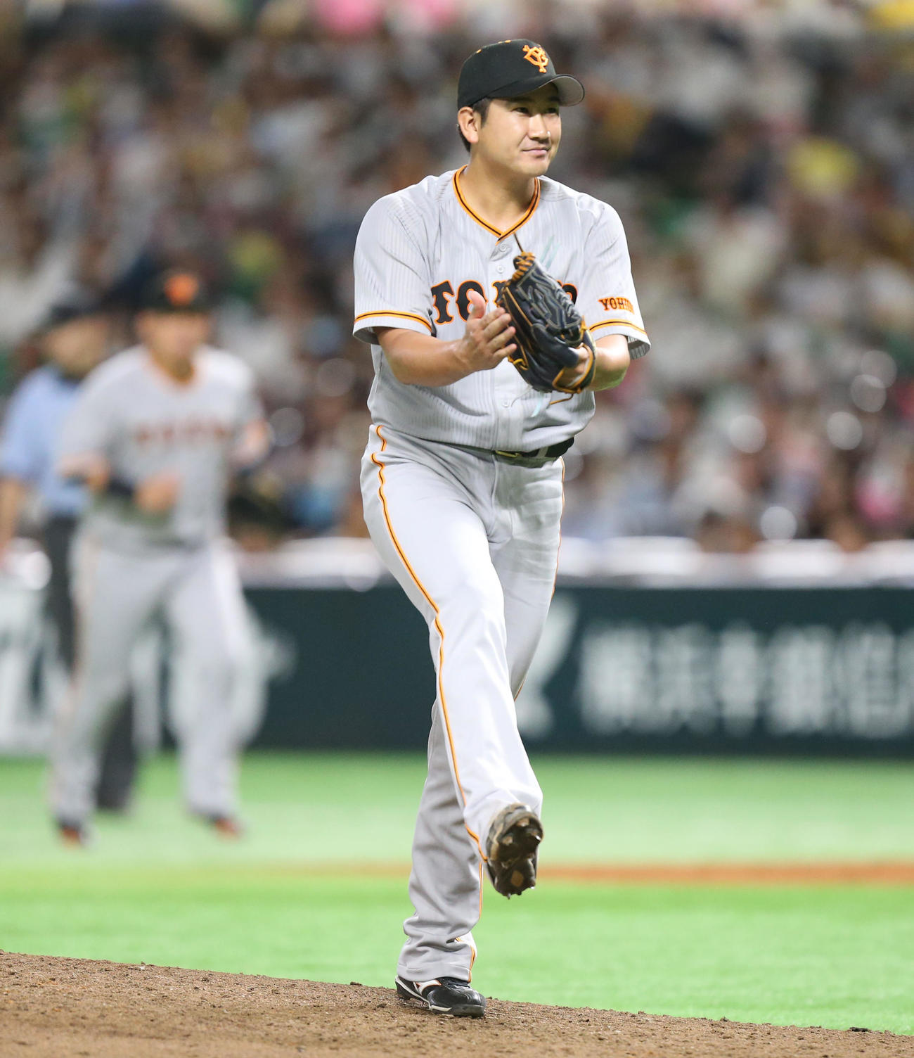 ソフトバンク対巨人　3回裏ソフトバンク2死満塁、菅野は柳町を三直に打ち取り拍手する（撮影・冨田成美）