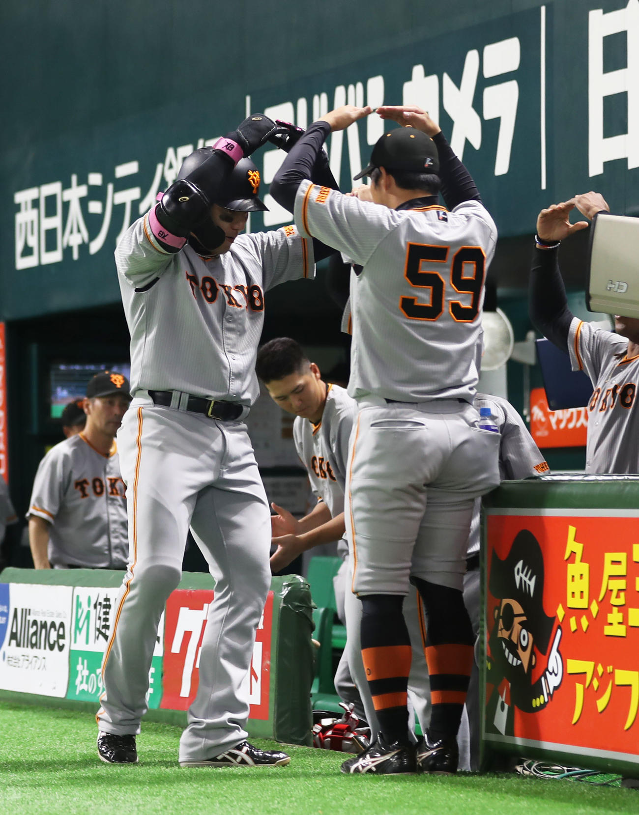 ソフトバンク対巨人　5回表巨人無死、丸佳浩(中央左)は右越えに本塁打を放ち丸ポーズ！（撮影・冨田成美）