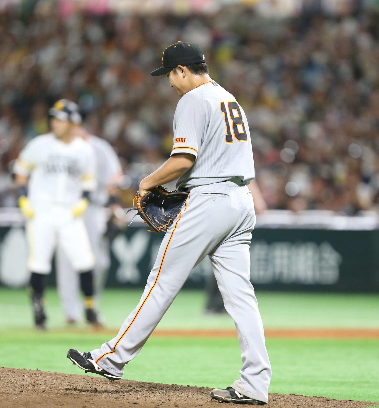 ソフトバンク対巨人　4回裏ソフトバンク2死二、三塁、菅野は中村晃に先制となる左前適時打を浴びて肩を落とす（撮影・冨田成美）