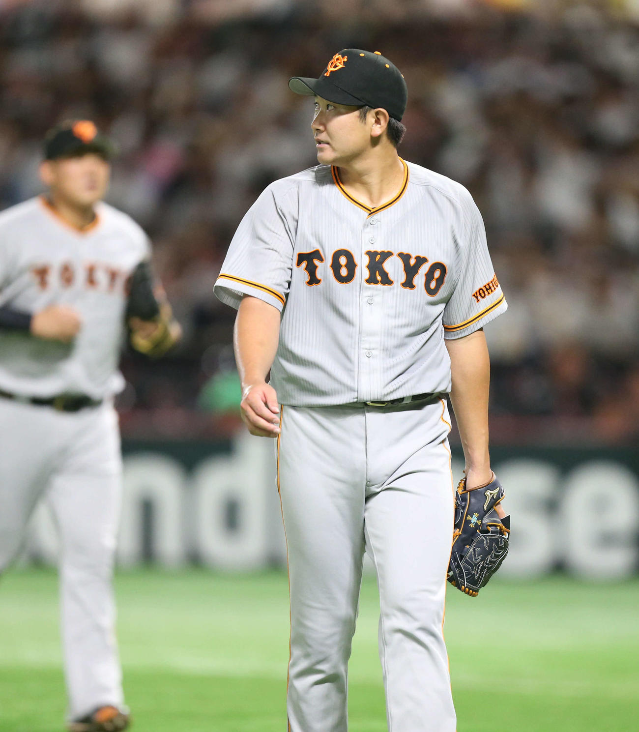 ソフトバンク対巨人　4回を投げ終えベンチへ引き揚げる菅野（撮影・冨田成美）
