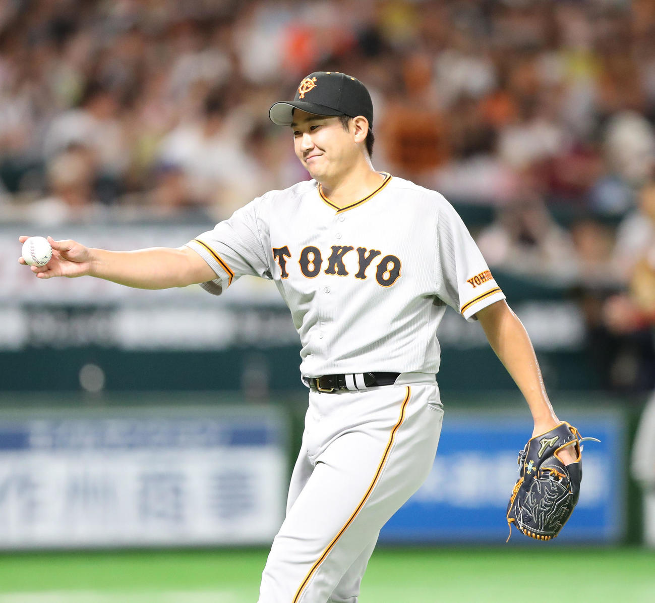 ソフトバンク対巨人　先発した菅野は1回を投げ終わり、笑顔でボールを審判に返す（撮影・梅根麻紀）
