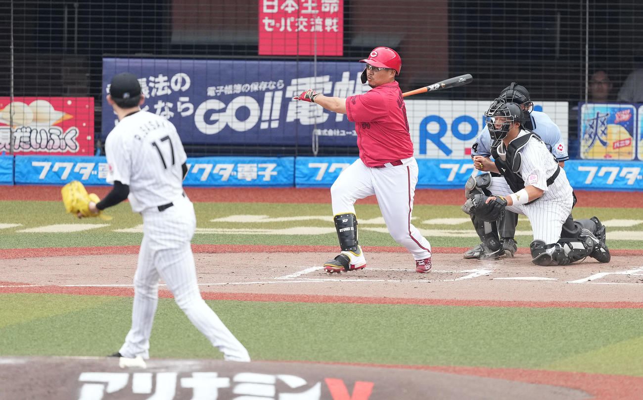 ロッテ対広島　2回表広島無死、空振り三振に倒れる松山。投手佐々木朗（撮影・鈴木みどり）