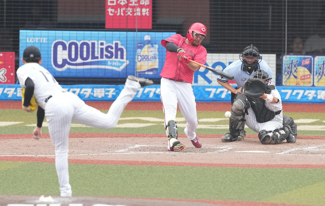 ロッテ対広島　5回表広島無死、内野安打を放つ松山。投手佐々木朗（撮影・鈴木みどり）