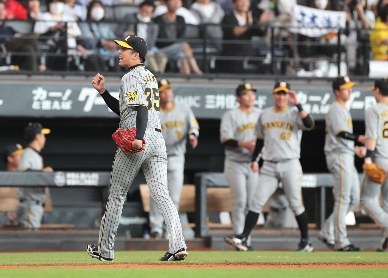 日本ハム対阪神　6回裏日本ハム1死一、二塁、万波を併殺にとりガッツポーズの才木（撮影・黒川智章）