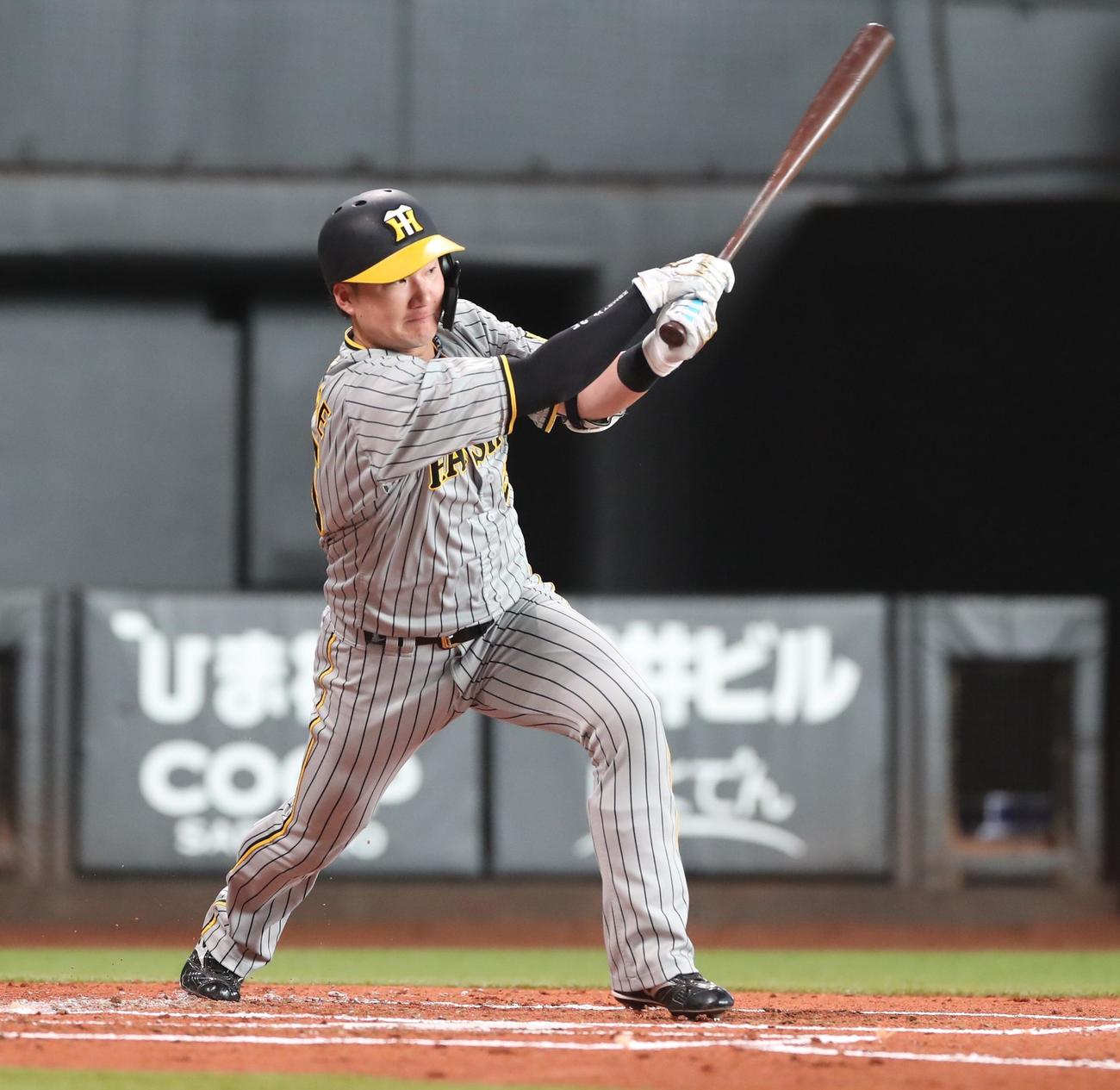 日本ハム対阪神　2回表阪神1死三塁、中前適時打を放つ渡辺諒（撮影・黒川智章）
