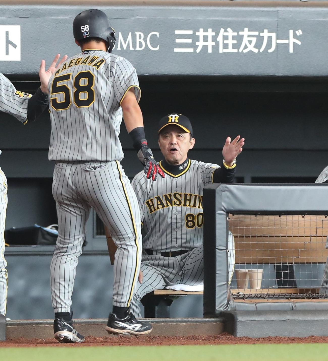 日本ハム対阪神　2回表、生還した前川を出迎える岡田監督（撮影・黒川智章）