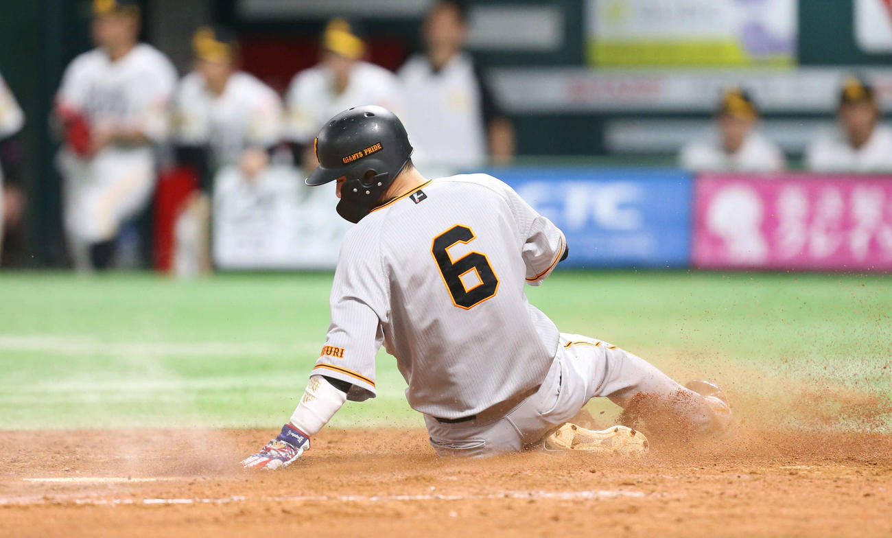 ソフトバンク対巨人　5回表巨人1死満塁、岡本和の中犠飛により生還する坂本（撮影・冨田成美）