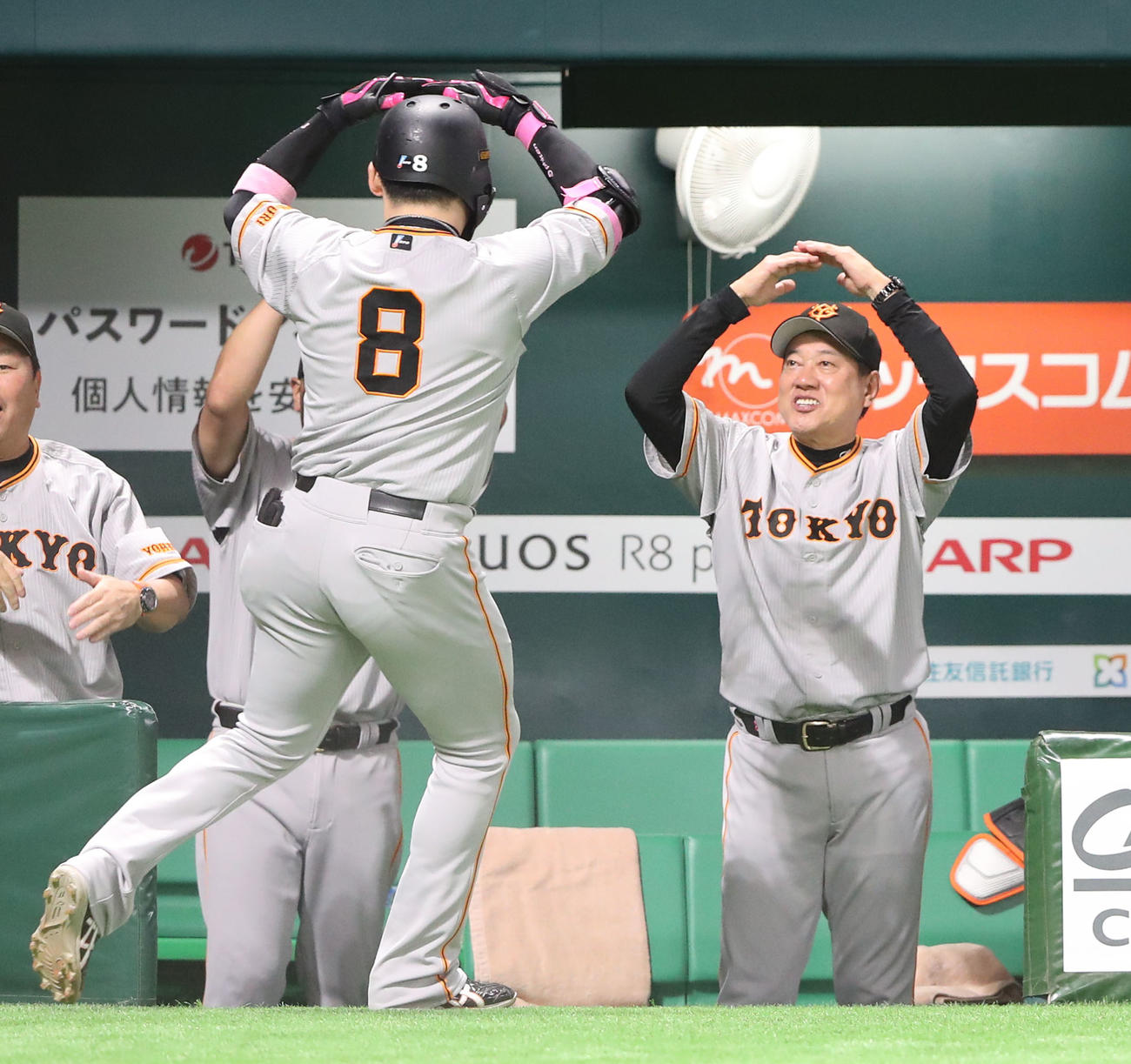 ソフトバンク対巨人　5回表巨人無死、丸佳浩は右越えに本塁打を放つ、原監督は笑顔でまるー！（撮影・梅根麻紀）