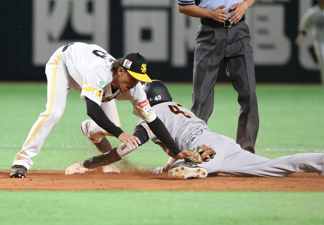 ソフトバンク対巨人　5回表巨人1死一塁、打者・坂本のとき一塁走者の重信が二盗成功（撮影・梅根麻紀）