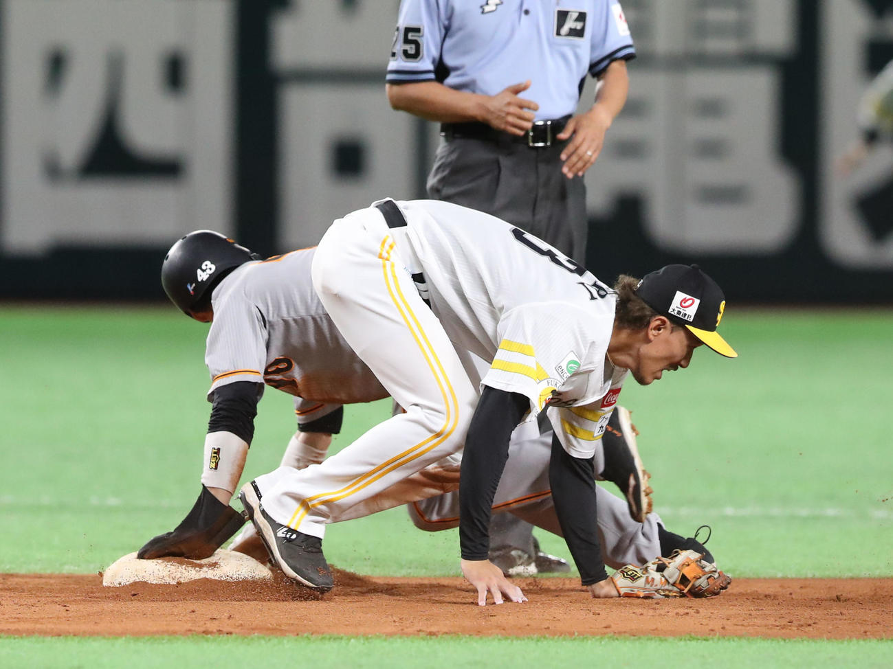 ソフトバンク対巨人　5回表巨人1死一塁、打者・坂本のとき一塁走者の重信が二盗成功（撮影・梅根麻紀）