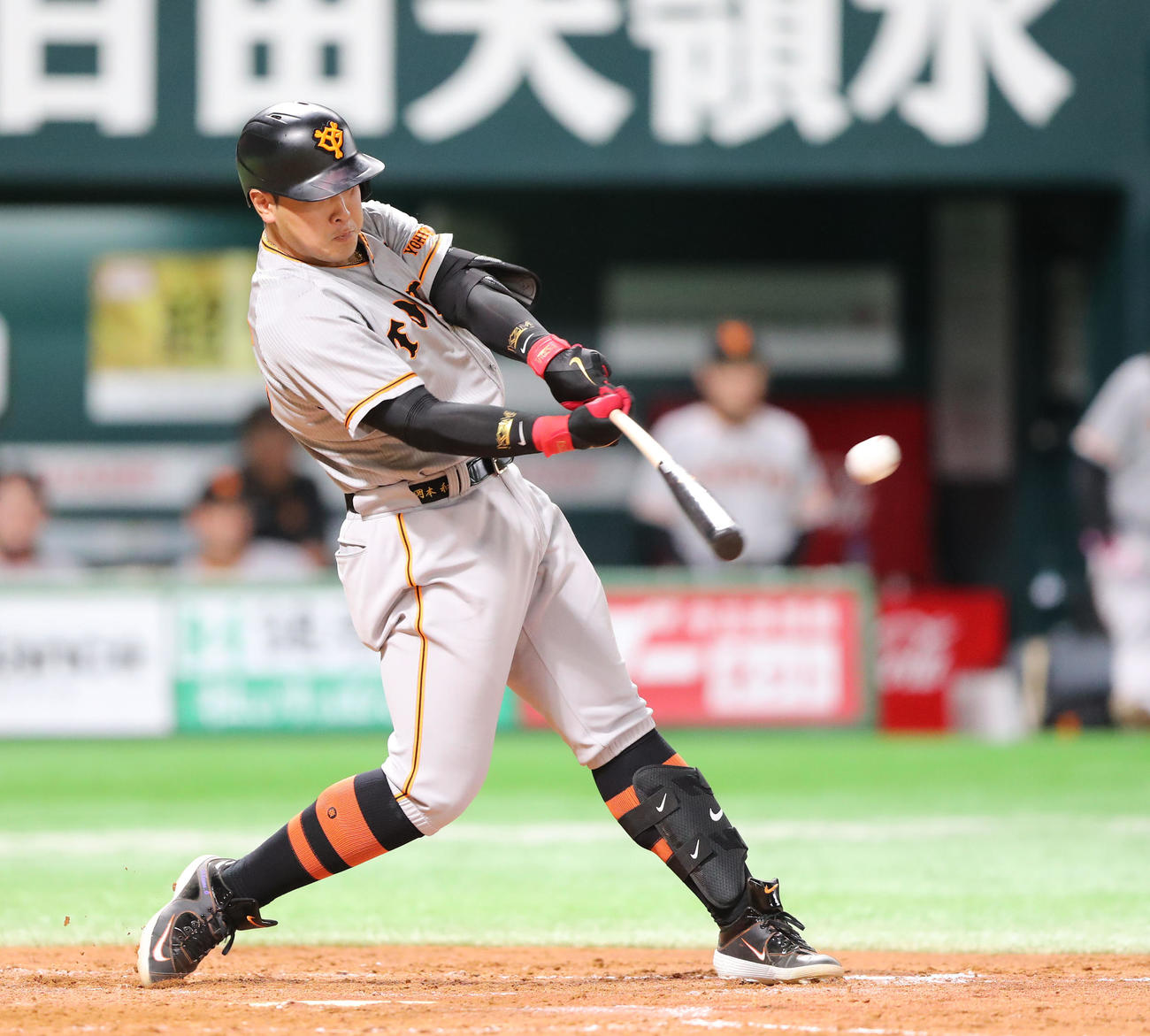 ソフトバンク対巨人　5回表巨人1死満塁、岡本和は中犠飛を放つ（撮影・梅根麻紀）