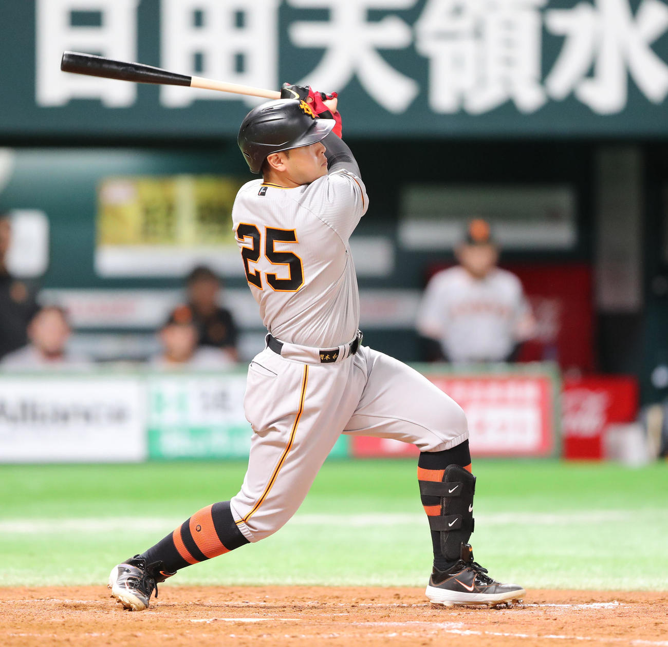 ソフトバンク対巨人　5回表巨人1死満塁、岡本和は中犠飛を放つ（撮影・梅根麻紀）