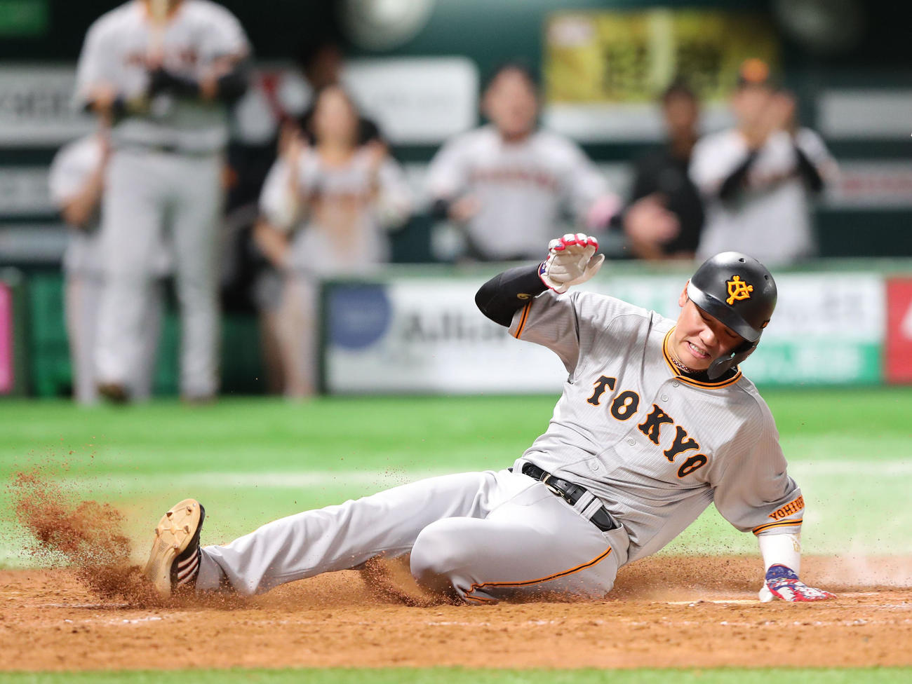ソフトバンク対巨人　5回表巨人1死満塁、岡本和は中犠飛を放つ、生還する坂本（撮影・梅根麻紀）