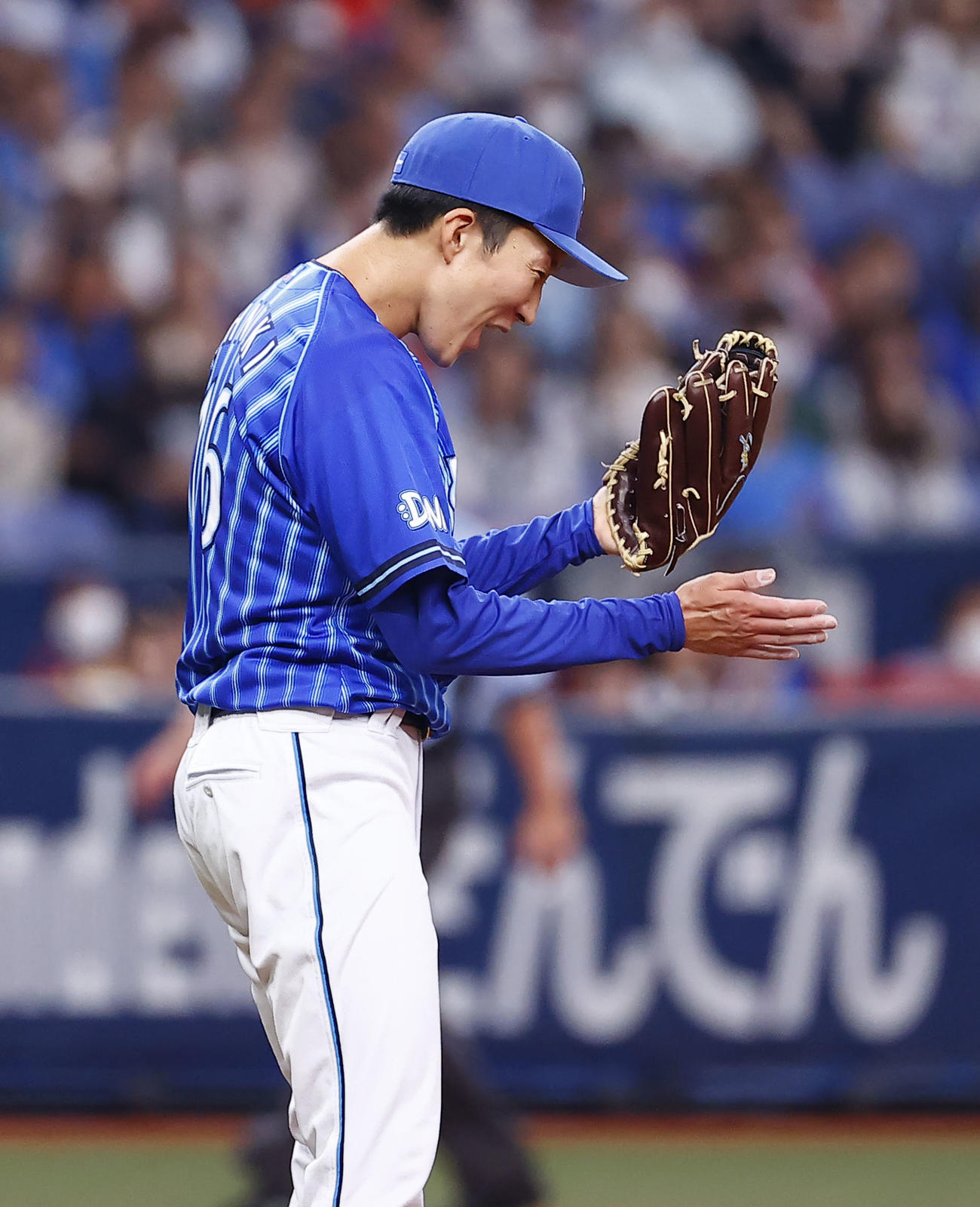 オリックス対DeNA 5回裏オリックス2死三塁、杉本を遊ゴロに打ち取りグラブをたたくDeNA大貫（撮影・藤尾明華）